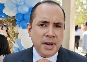 Baja de deuda abre más margen para invertir en educación: Finanzas