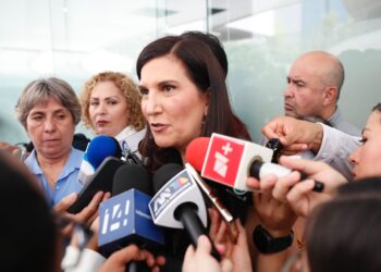 Kenia López alerta por ataques a la libertad de prensa