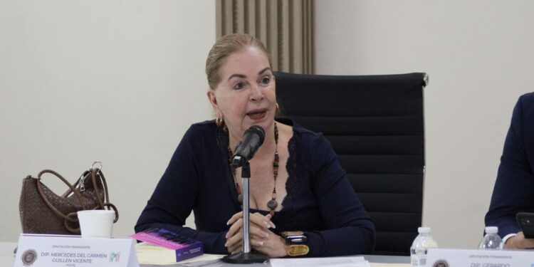 Buscan acabar con retrasos en títulos universitarios