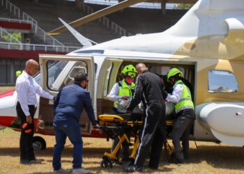 Trasladan a niño lesionado en accidente por ambulancia aérea