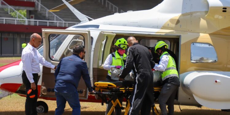 Trasladan a niño lesionado en accidente por ambulancia aérea