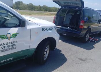 Ciudad Madero, Tamaulipas.- Por medio del servicio gratuito de los Ángeles Verdes en Tamaulipas, se brindó atención a más de 3 mil 500 turistas durante el periodo vacacional de verano 2026, informó Benjamín Hernández Rodríguez, secretario de Turismo de Tamaulipas. Al desglosar la atención, dijo que “en la entidad se recibieron 289 llamadas, se brindaron 996 servicios y se atendieron a 3 mil 500 turistas, esta cifra refleja el compromiso del estado con la seguridad y la hospitalidad hacia quienes visitan o transitan por la entidad, consolidando a Tamaulipas como un destino confiable, seguro y bien atendido”. Los Ángeles Verdes son un programa de asistencia vial y turística que opera de manera gratuita en las principales carreteras y puntos de afluencia. Su labor incluye orientación a viajeros, apoyo mecánico básico, información turística y acompañamiento en situaciones de emergencia, lo que genera confianza entre nacionales y extranjeros que circulan por el estado. “El servicio ha sido fundamental para garantizar que los visitantes recorren las carreteras de Tamaulipas con mayor tranquilidad. Esta estrategia que se suma a las Estaciones Seguras con las que el gobernador Américo Villarreal Anaya fortalece día a día la seguridad en la entidad“, indicó. Derivado del trabajo de Los Ángeles Verdes, se ha reducido el tiempo de respuesta ante imprevistos y se ha mejorado la experiencia general de quienes llegan a disfrutar de las playas, la frontera y los atractivos naturales del estado. Además de la atención mecánica y de orientación, los Ángeles Verdes promueven el turismo responsable y la cultura de la prevención. Su presencia contribuye a que los viajeros conozcan mejor las rutas, los puntos de interés y las recomendaciones para un desplazamiento placentero y sin contratiempos. Con estas acciones, Tamaulipas reafirma su vocación turística y su compromiso con la seguridad de los visitantes. El servicio de los Ángeles Verdes se consolida como un aliado estratégico para impulsar el desarrollo del turismo y para brindar una atención de calidad que beneficia tanto a los viajeros como a la imagen del estado, concluyó Hernández Rodríguez.