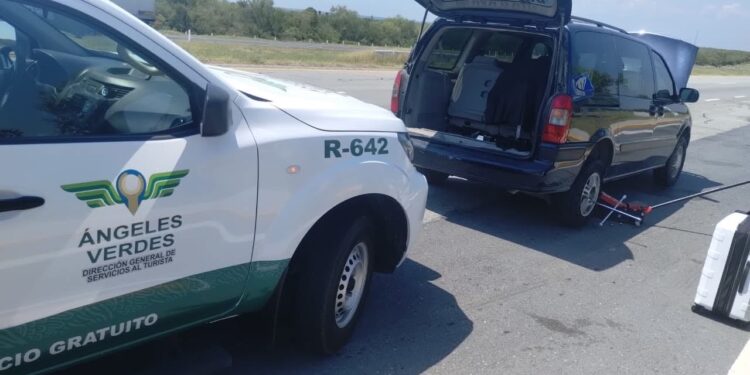 Ciudad Madero, Tamaulipas.- Por medio del servicio gratuito de los Ángeles Verdes en Tamaulipas, se brindó atención a más de 3 mil 500 turistas durante el periodo vacacional de verano 2026, informó Benjamín Hernández Rodríguez, secretario de Turismo de Tamaulipas. Al desglosar la atención, dijo que “en la entidad se recibieron 289 llamadas, se brindaron 996 servicios y se atendieron a 3 mil 500 turistas, esta cifra refleja el compromiso del estado con la seguridad y la hospitalidad hacia quienes visitan o transitan por la entidad, consolidando a Tamaulipas como un destino confiable, seguro y bien atendido”. Los Ángeles Verdes son un programa de asistencia vial y turística que opera de manera gratuita en las principales carreteras y puntos de afluencia. Su labor incluye orientación a viajeros, apoyo mecánico básico, información turística y acompañamiento en situaciones de emergencia, lo que genera confianza entre nacionales y extranjeros que circulan por el estado. “El servicio ha sido fundamental para garantizar que los visitantes recorren las carreteras de Tamaulipas con mayor tranquilidad. Esta estrategia que se suma a las Estaciones Seguras con las que el gobernador Américo Villarreal Anaya fortalece día a día la seguridad en la entidad“, indicó. Derivado del trabajo de Los Ángeles Verdes, se ha reducido el tiempo de respuesta ante imprevistos y se ha mejorado la experiencia general de quienes llegan a disfrutar de las playas, la frontera y los atractivos naturales del estado. Además de la atención mecánica y de orientación, los Ángeles Verdes promueven el turismo responsable y la cultura de la prevención. Su presencia contribuye a que los viajeros conozcan mejor las rutas, los puntos de interés y las recomendaciones para un desplazamiento placentero y sin contratiempos. Con estas acciones, Tamaulipas reafirma su vocación turística y su compromiso con la seguridad de los visitantes. El servicio de los Ángeles Verdes se consolida como un aliado estratégico para impulsar el desarrollo del turismo y para brindar una atención de calidad que beneficia tanto a los viajeros como a la imagen del estado, concluyó Hernández Rodríguez.