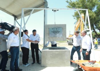 Coloca Américo primera piedra del Museo Interpretativo de la Tortuga Lora en Soto la Marina