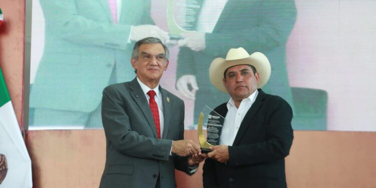 En Hidalgo, reitera Américo colaboración para impulsar desarrollo de los municipios