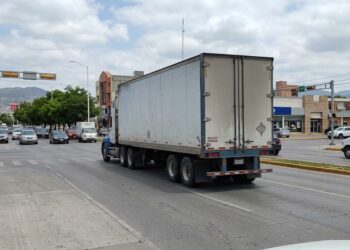 Frenan a tráileres que se meten a Victoria sin permiso