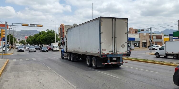 Frenan a tráileres que se meten a Victoria sin permiso