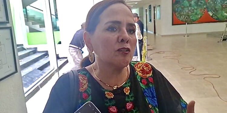 Padres y escuelas deben poner límites al uso del celular: Yuriria Iturbe