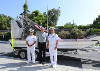 Entrega Américo aerodeslizador a la SEMAR para labores de vigilancia y rescate
