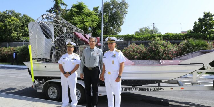 Entrega Américo aerodeslizador a la SEMAR para labores de vigilancia y rescate