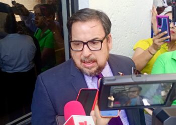 Padres respaldan freno al celular dentro de las escuelas