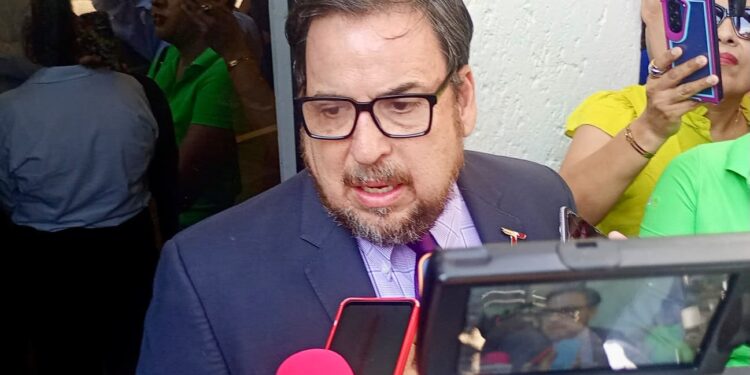 Padres respaldan freno al celular dentro de las escuelas