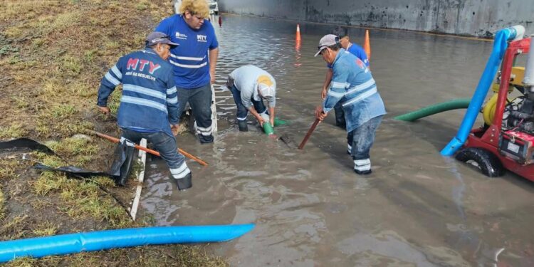 Monterrey limpia 4 mil 300 rejillas ante lluvias